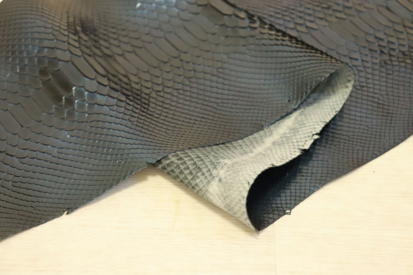 新入荷！価格固定！パイソン　最大120×26センチ　メタリックブルー