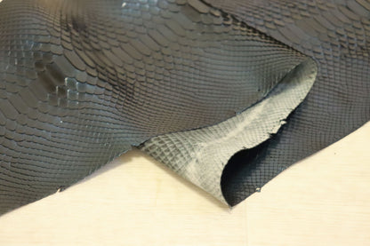 新入荷！価格固定！パイソン　最大120×26センチ　メタリックブルー