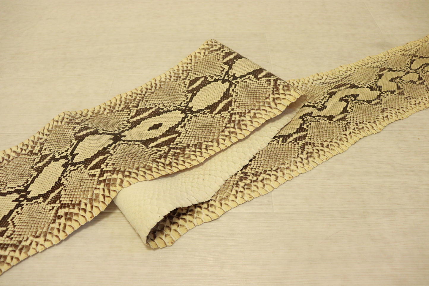 新入荷！価格固定！モラレスパイソン　最大170センチ×20センチ　ベージュ
