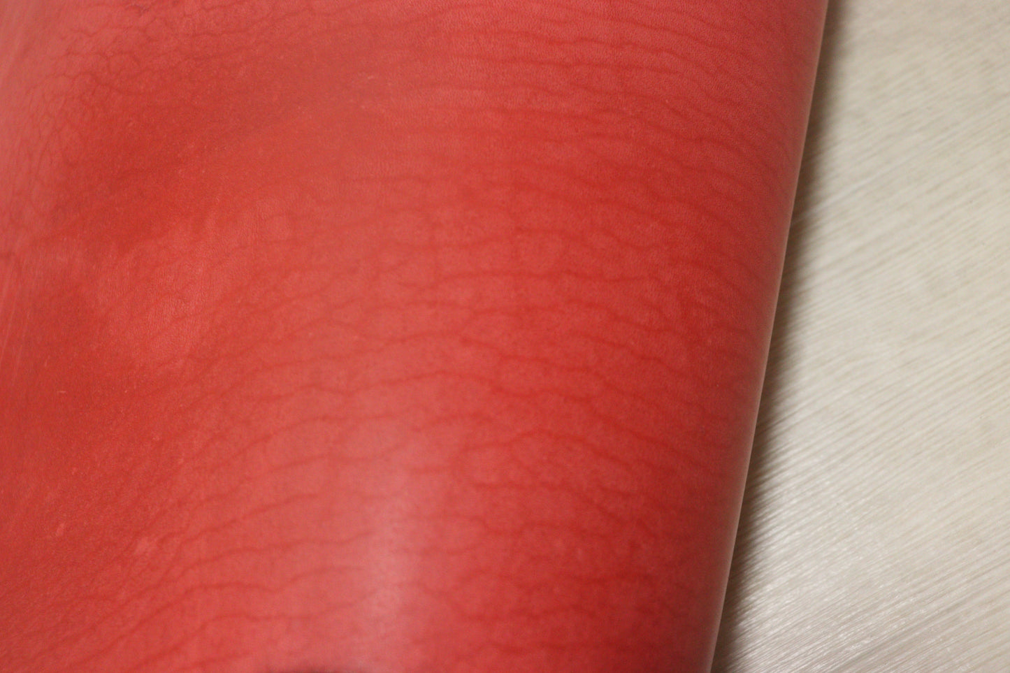 ds50円！新入荷！イタリアンレザー　ベリー　レッド　ピットなめし　ヌメ革　69ds