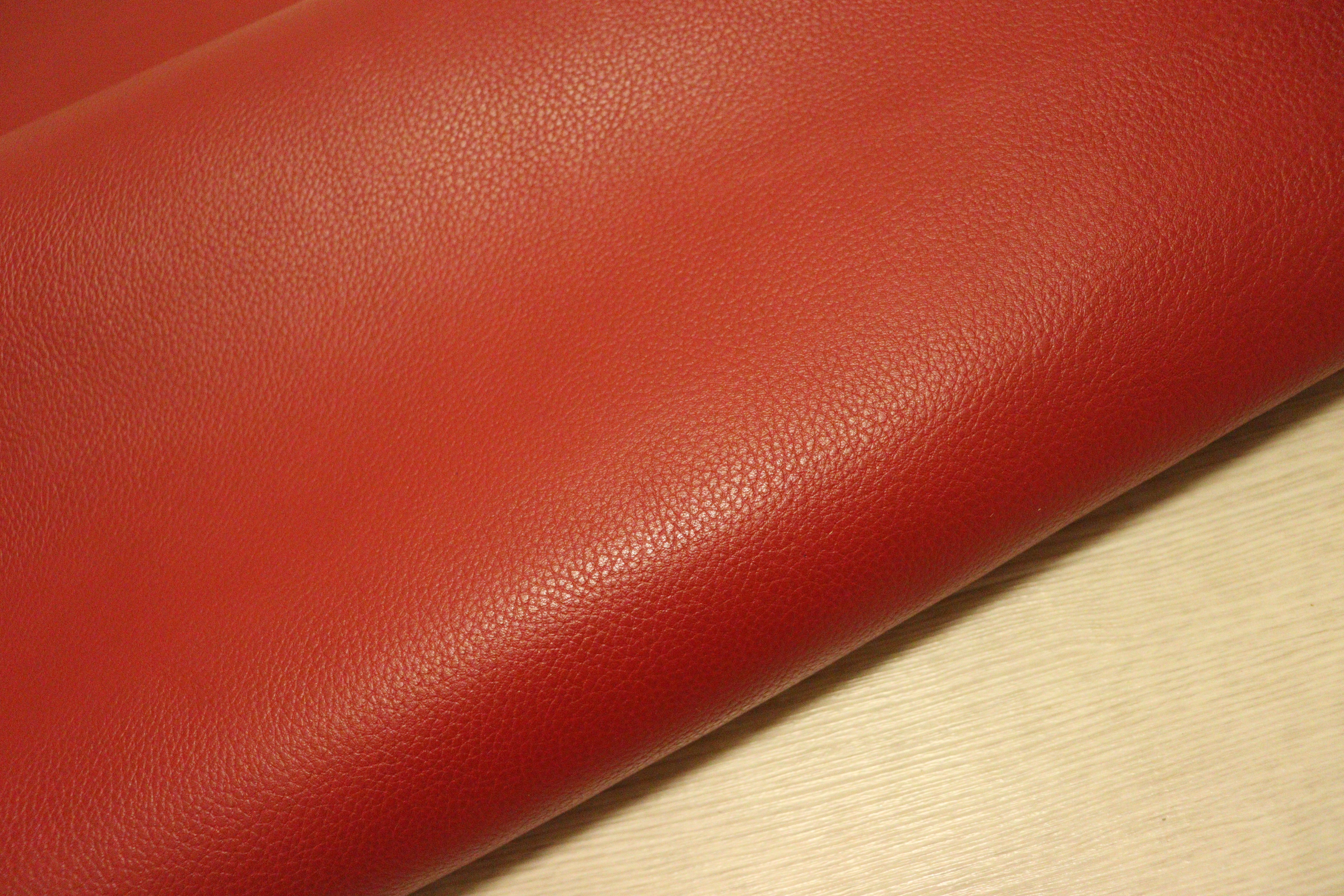 姫路レザー半裁赤×１ 黒×１ ds28円！新入荷！姫路レザー ダークレッド シボ型押し 220ds