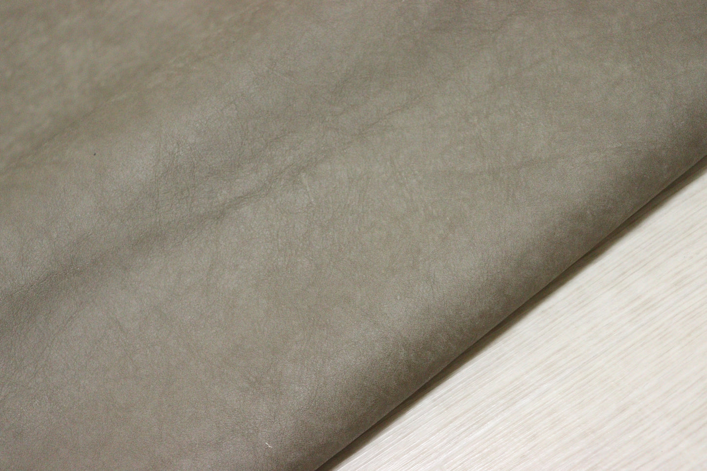 ds28円！新入荷！イタリアンレザー　吟すり加工　アンチック　グレー系　257ds