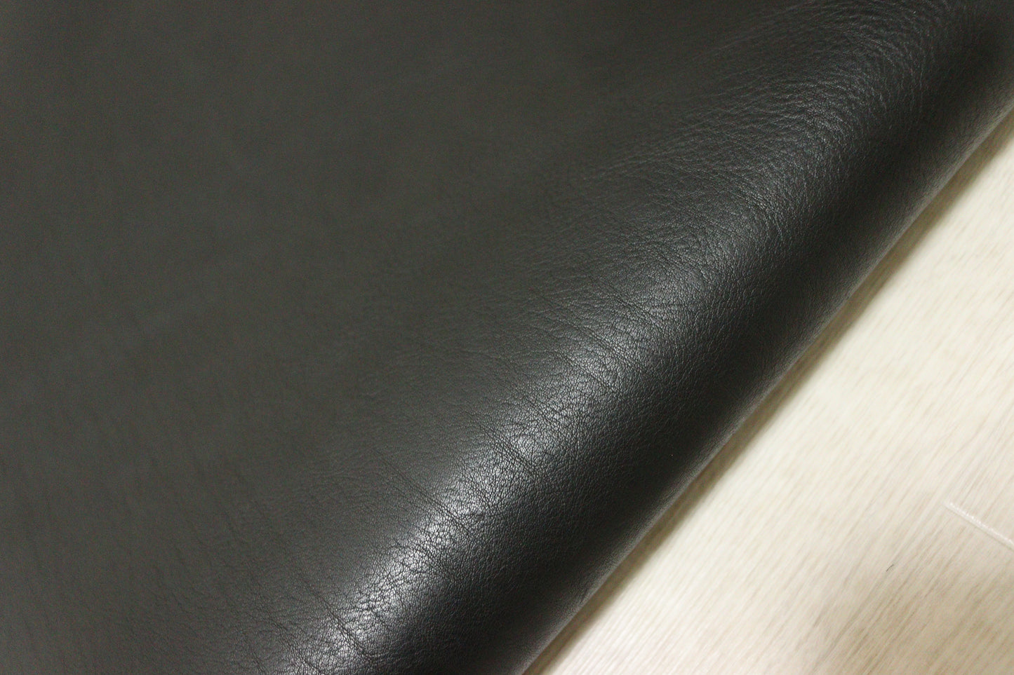ds75円！イタリアンレザー 　スムース加工　ブラック　ショルダー　ヌメ革　100ds