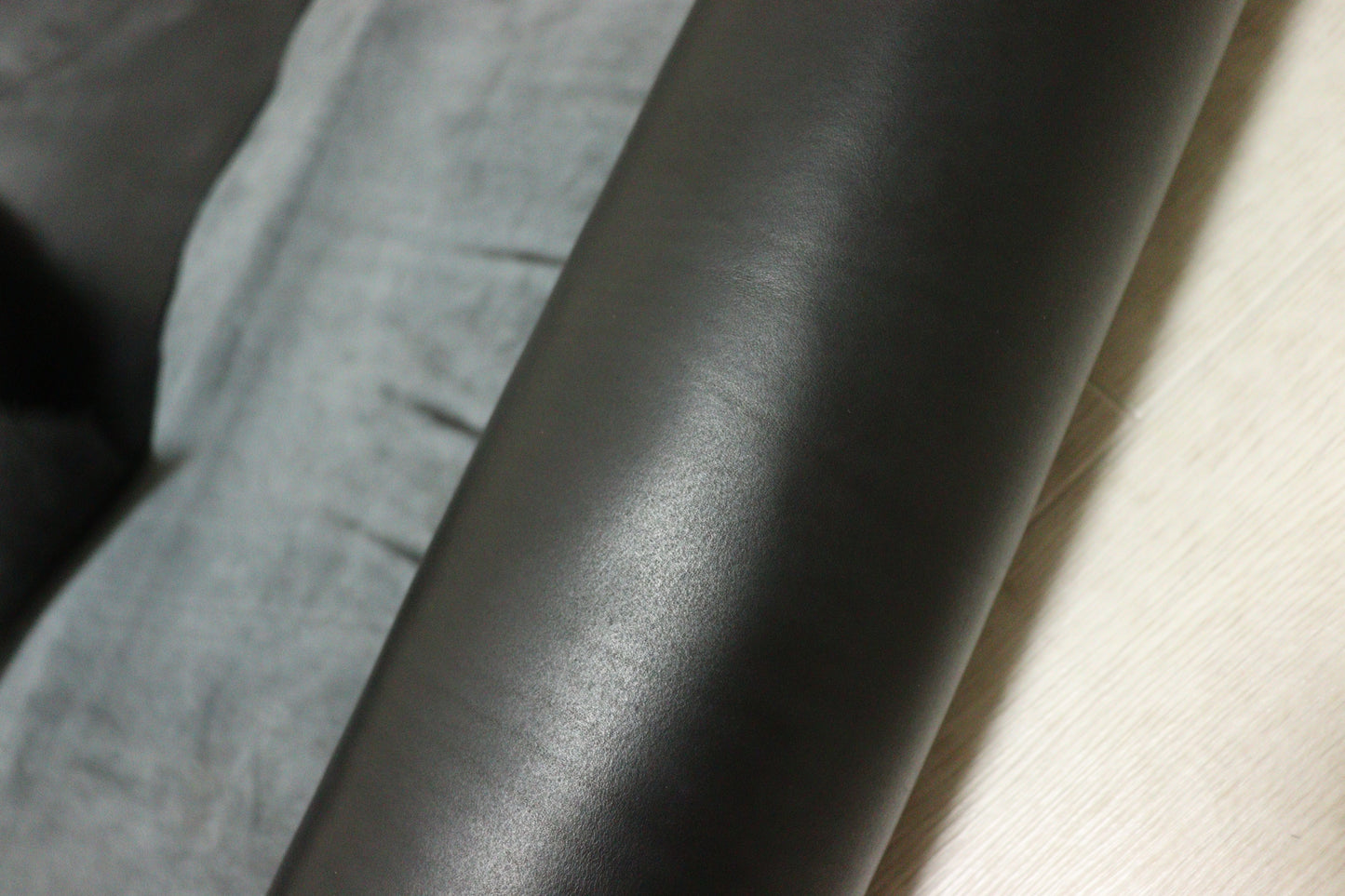 ds75円！イタリアンレザー スムース加工　ブラック　ショルダー　ヌメ革　115ds