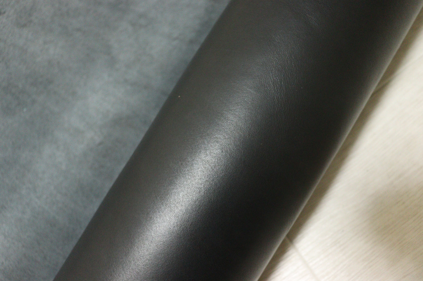 ds75円！イタリアンレザー スムース加工　ブラック　ショルダー　ヌメ革　160ds