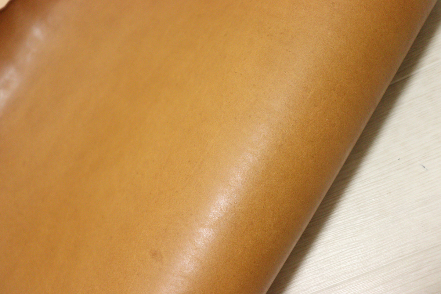 ds75円！イタリアンレザー スムース加工　TAN　ショルダー　ヌメ革　140ds