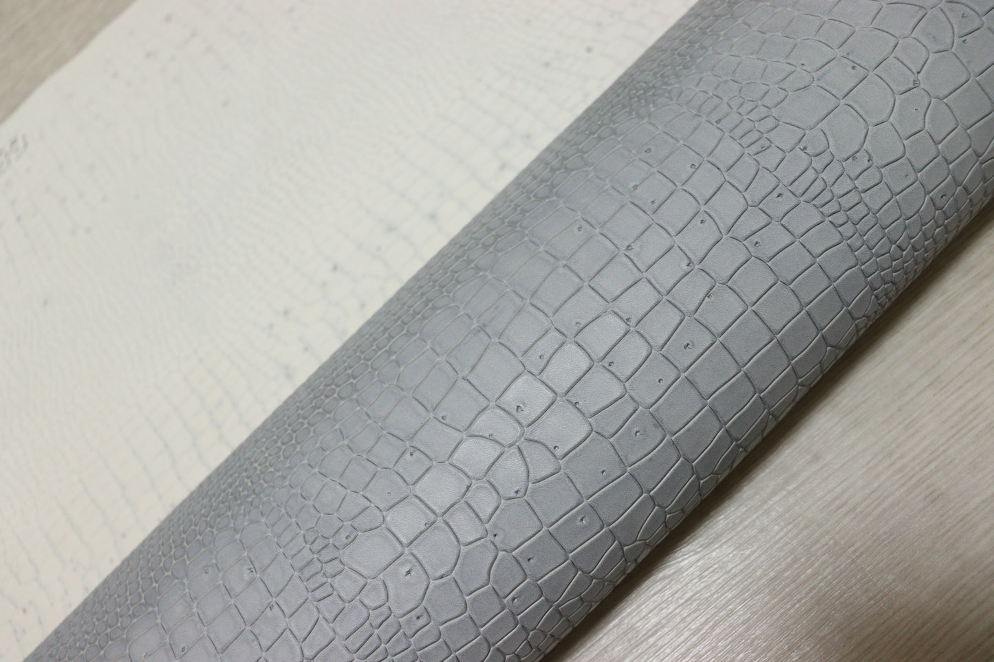 ds70円！イタリアンレザー　ショルダー　クロコ型押し　アイスグレー　158ds