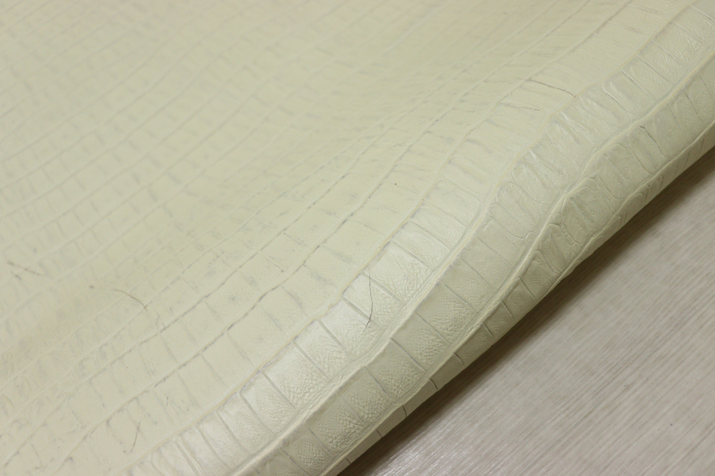 ds65円！イタリアンレザー　ショルダー　クロコ型押し　アイボリー　127ds