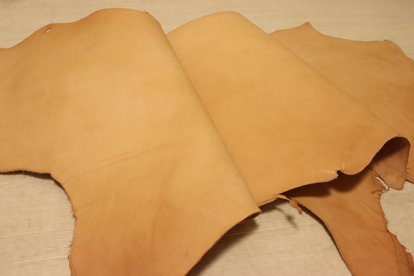 ds55円！新入荷　イタリアンレザー　ピットなめし　ベリー　生成り　ヌメ革　93ds