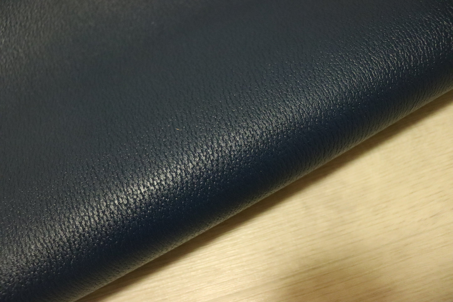 ds28円！新入荷！顔料仕上げ　マリンブルー　豚革　130ds