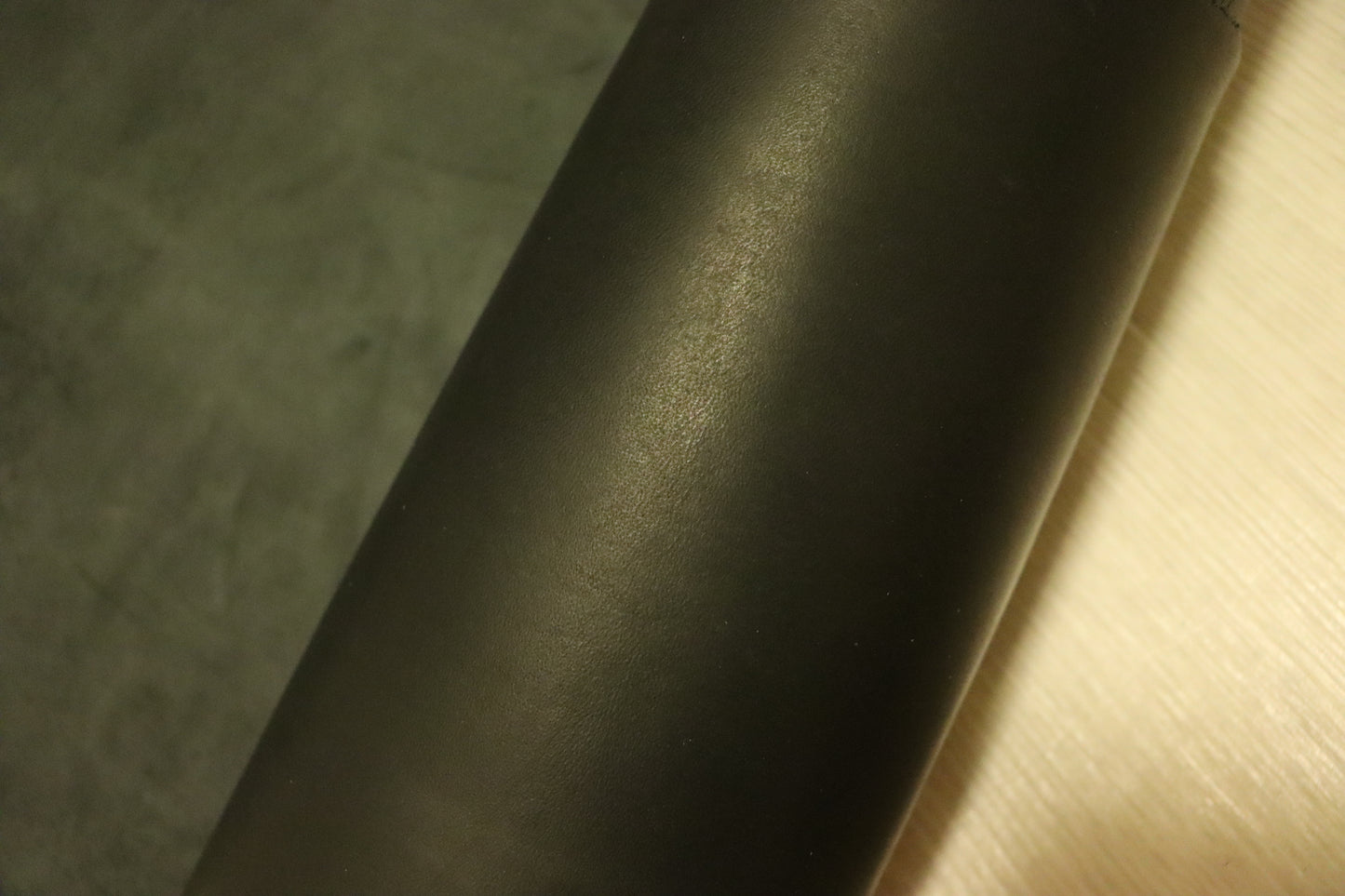 ds55円！新入荷　イタリアンレザー　ピットなめし　ベリー　ブラック　ヌメ革　82ds