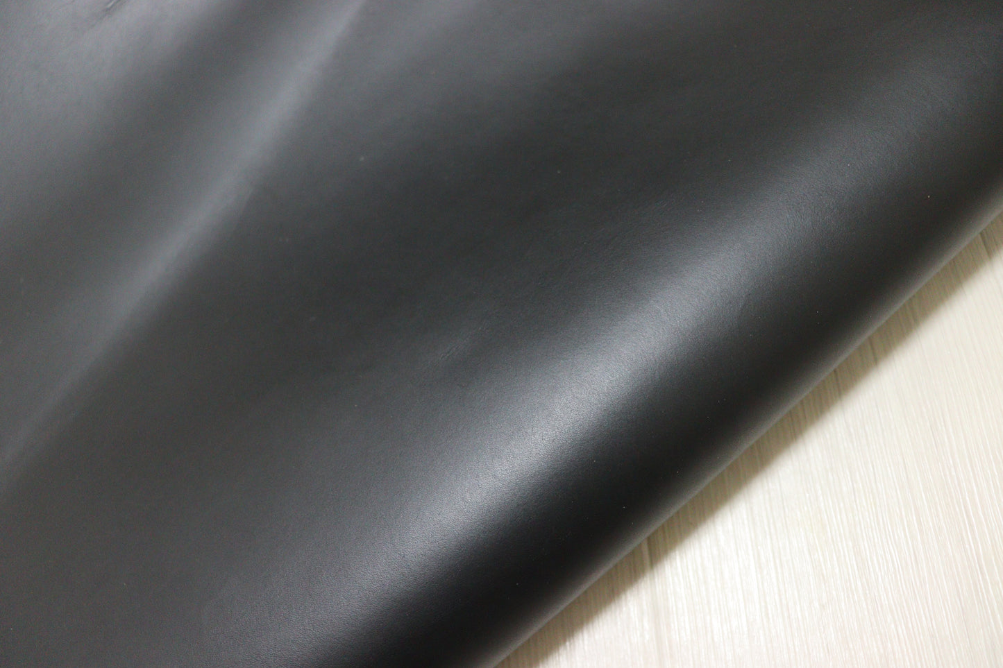 ds50円！イタリアンレザー　オイルヌメ 　ブラック　スムース加工　200ds