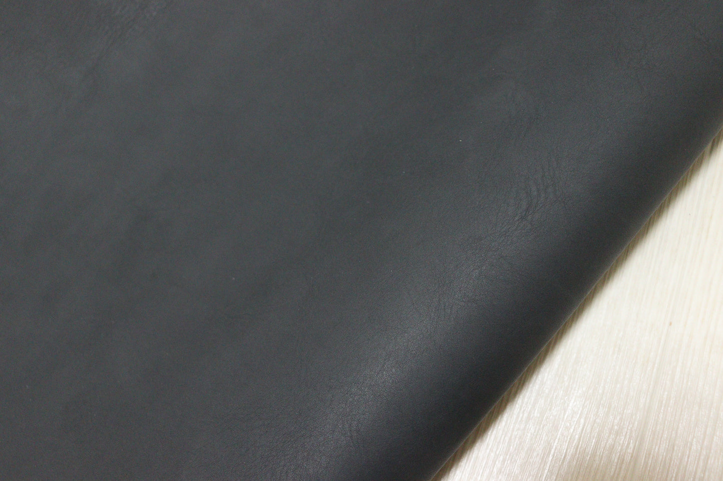 ds50円！イタリアンレザー　オイルヌメ 　マットブラック　スムース加工　200ds