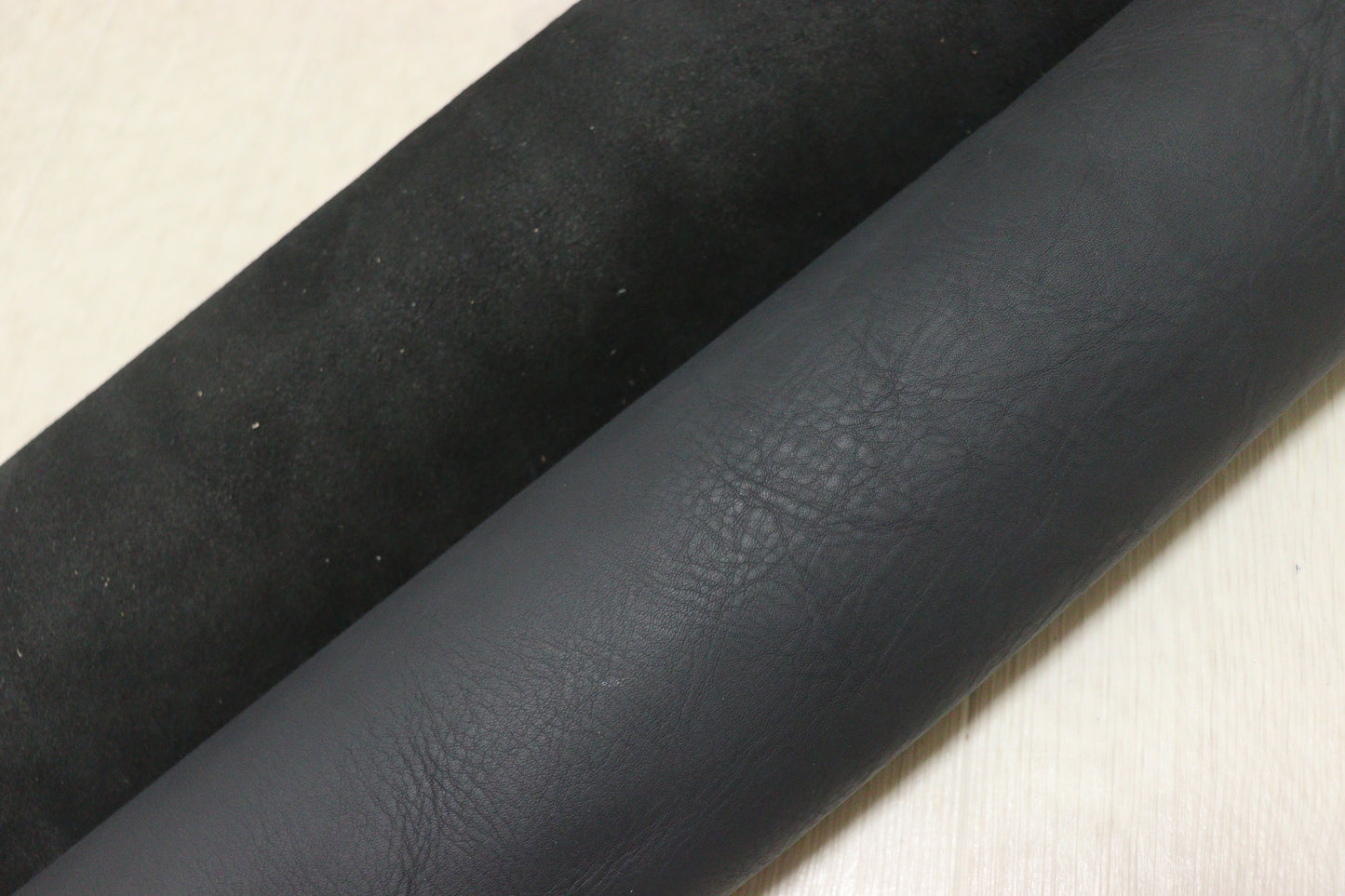 ds50円！イタリアンレザー　オイルヌメ 　マットブラック　スムース加工　200ds