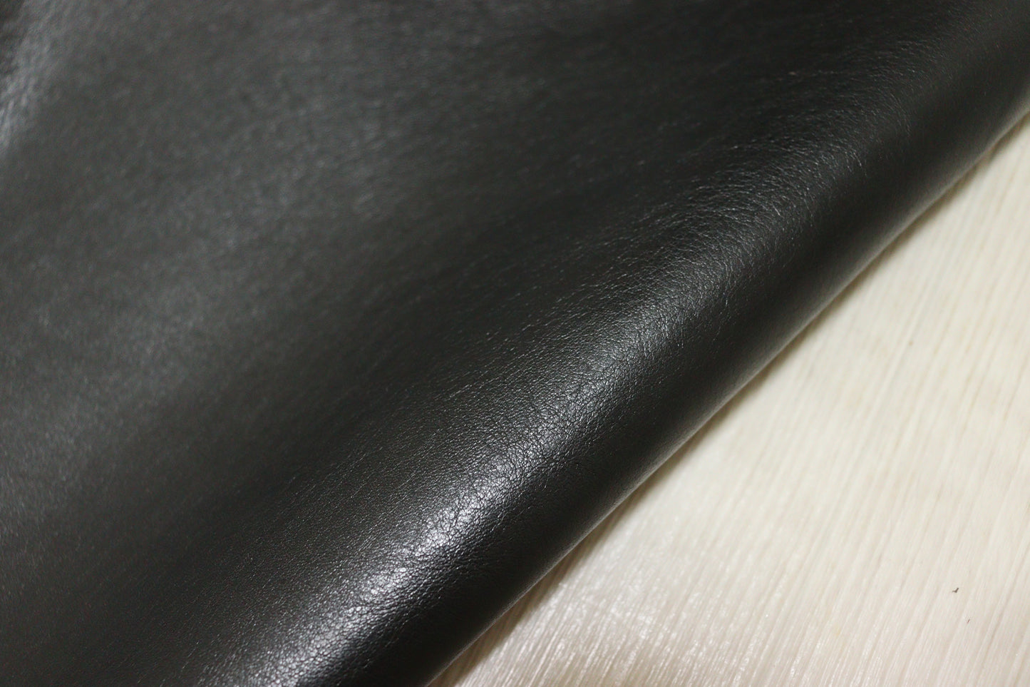 ds45円！イタリアンレザー　オイルヌメ 　スムース加工　ブラック　160ds