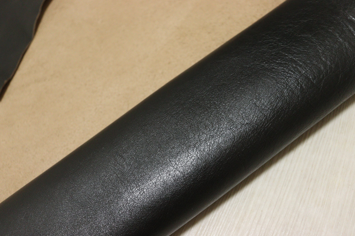 ds45円！イタリアンレザー　オイルヌメ 　スムース加工　ブラック　160ds