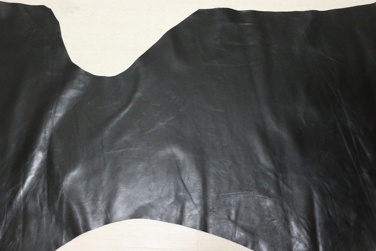 ds50円！イタリアンレザー　オイルヌメ 　ブラック　スムース加工　180ds