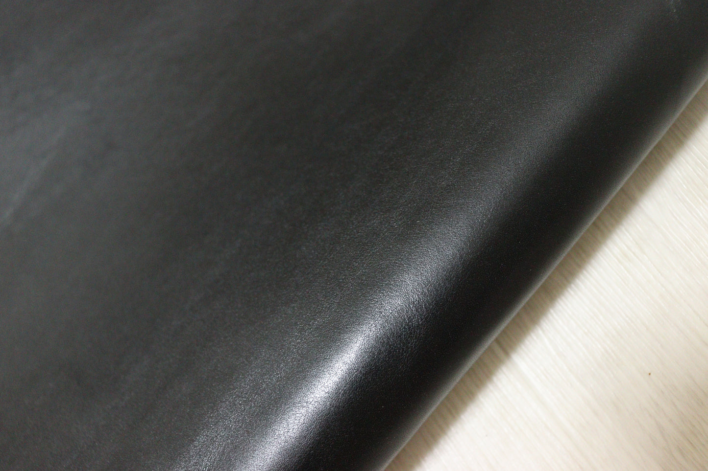 ds50円！イタリアンレザー　オイルヌメ 　ブラック　スムース加工　180ds