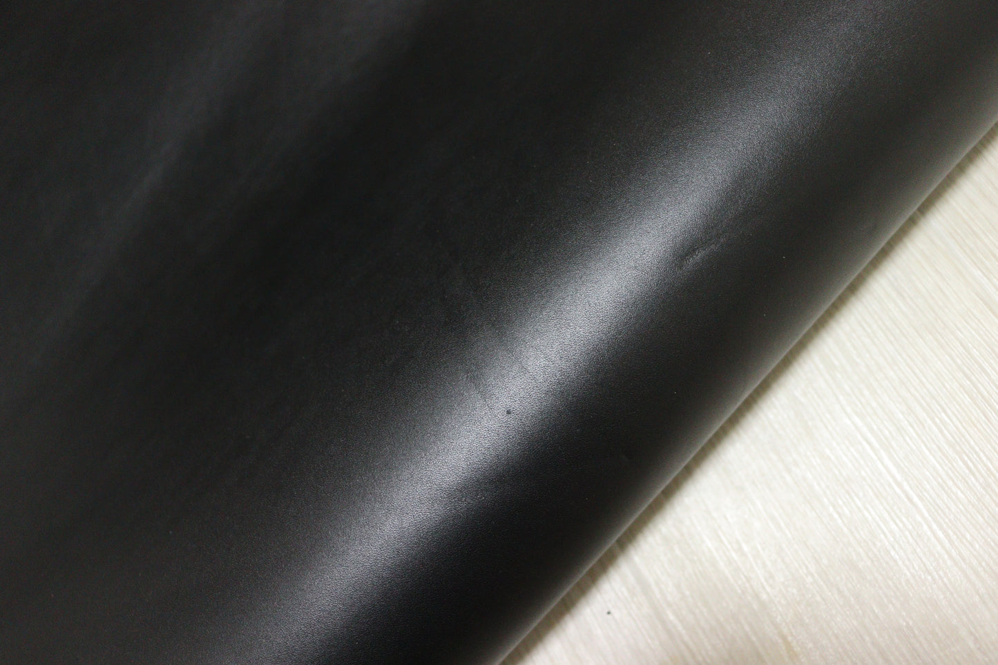 ds50円！イタリアンレザー　オイルヌメ 　ブラック　スムース加工　200ds