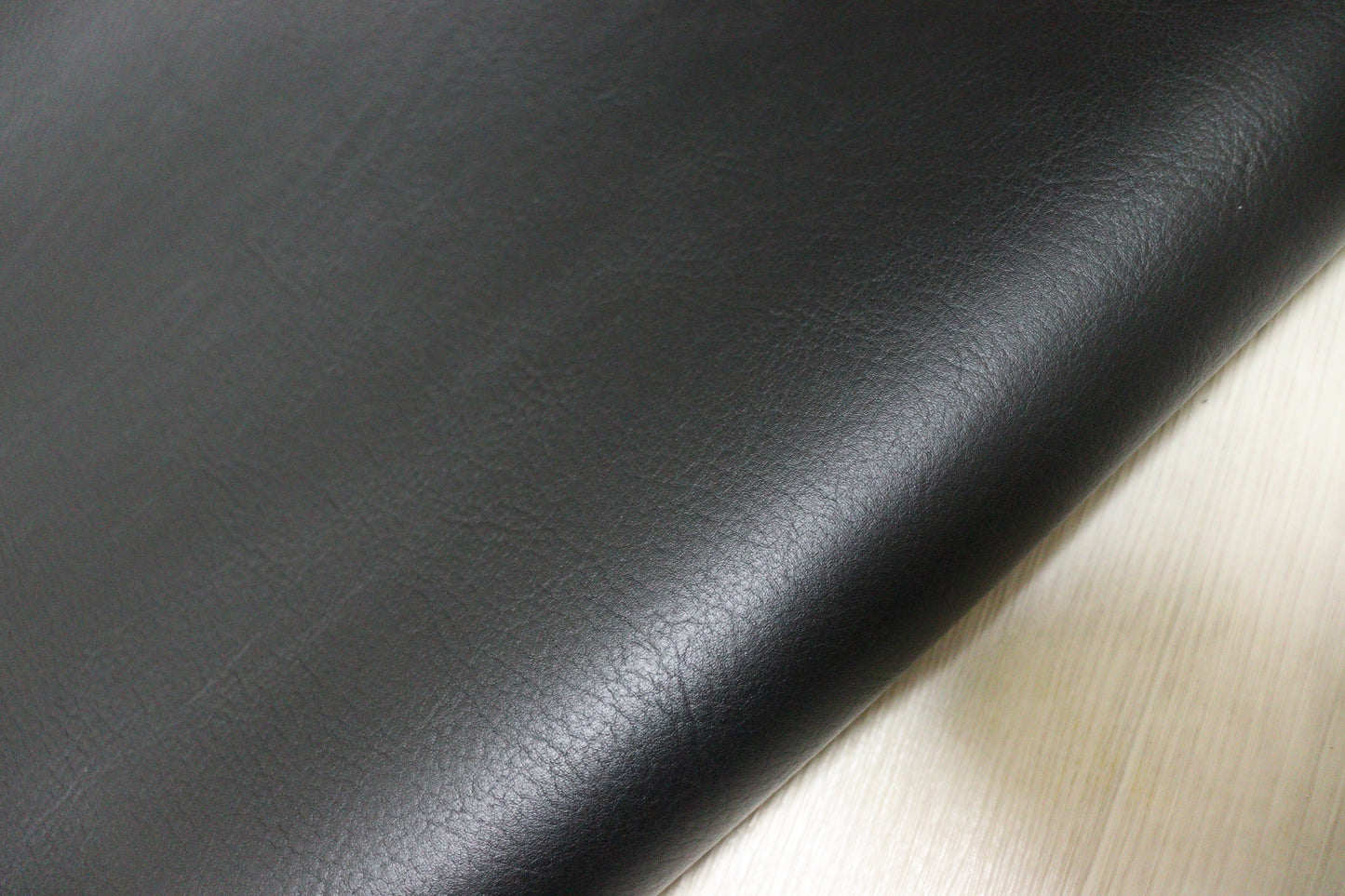 ds50円！イタリアンレザー　オイルヌメ 　ブラック　スムース加工　185ds