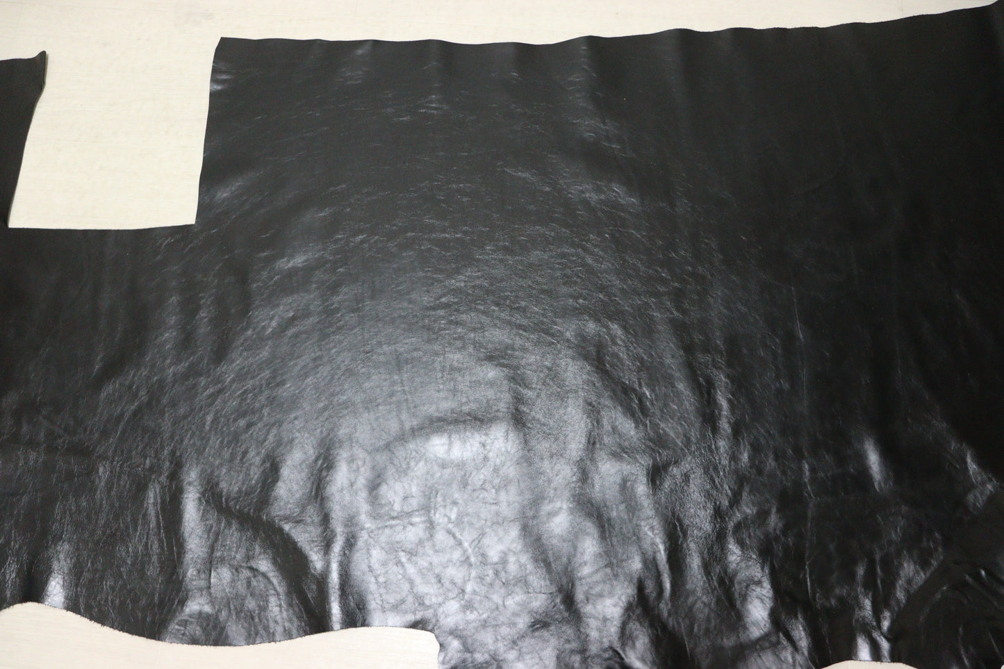 ds38円！イタリアンレザー　カゼイン仕上げ　ブラック　ハギレ　ヌメ革　220ds