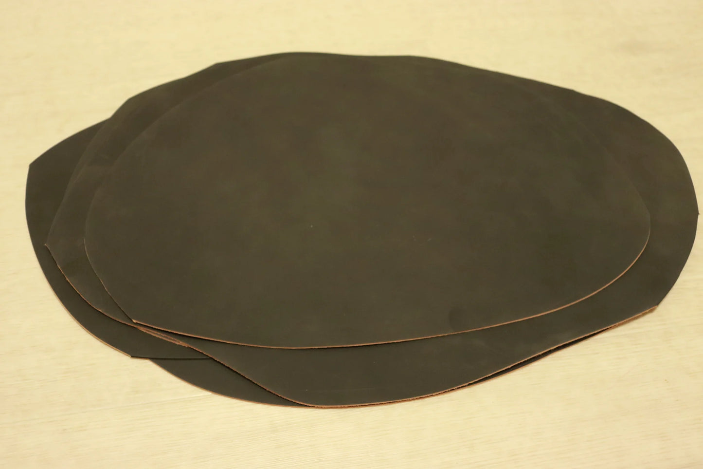 新入荷！新喜皮革製　コードバン　染料仕上げ　蝋引き　ブラック　11ds