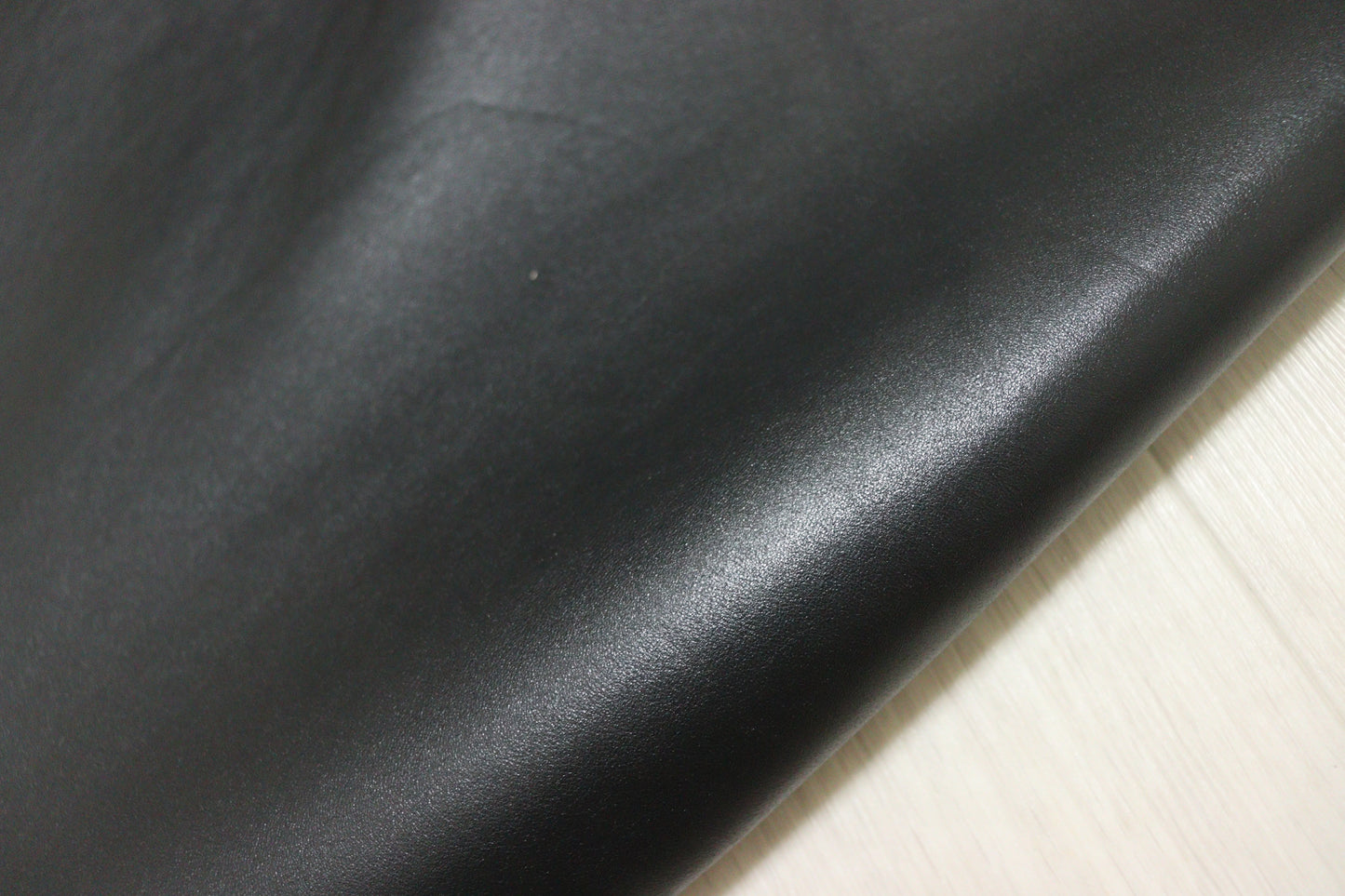 ds50円！イタリアンレザー　オイルヌメ 　ブラック　スムース加工　200ds