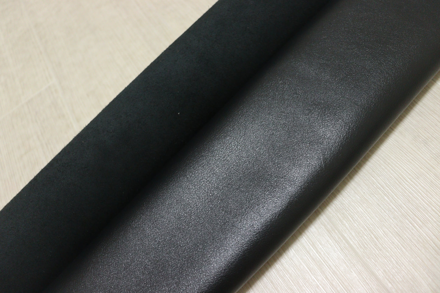 ds50円！イタリアンレザー　オイルヌメ 　ブラック　スムース加工　200ds