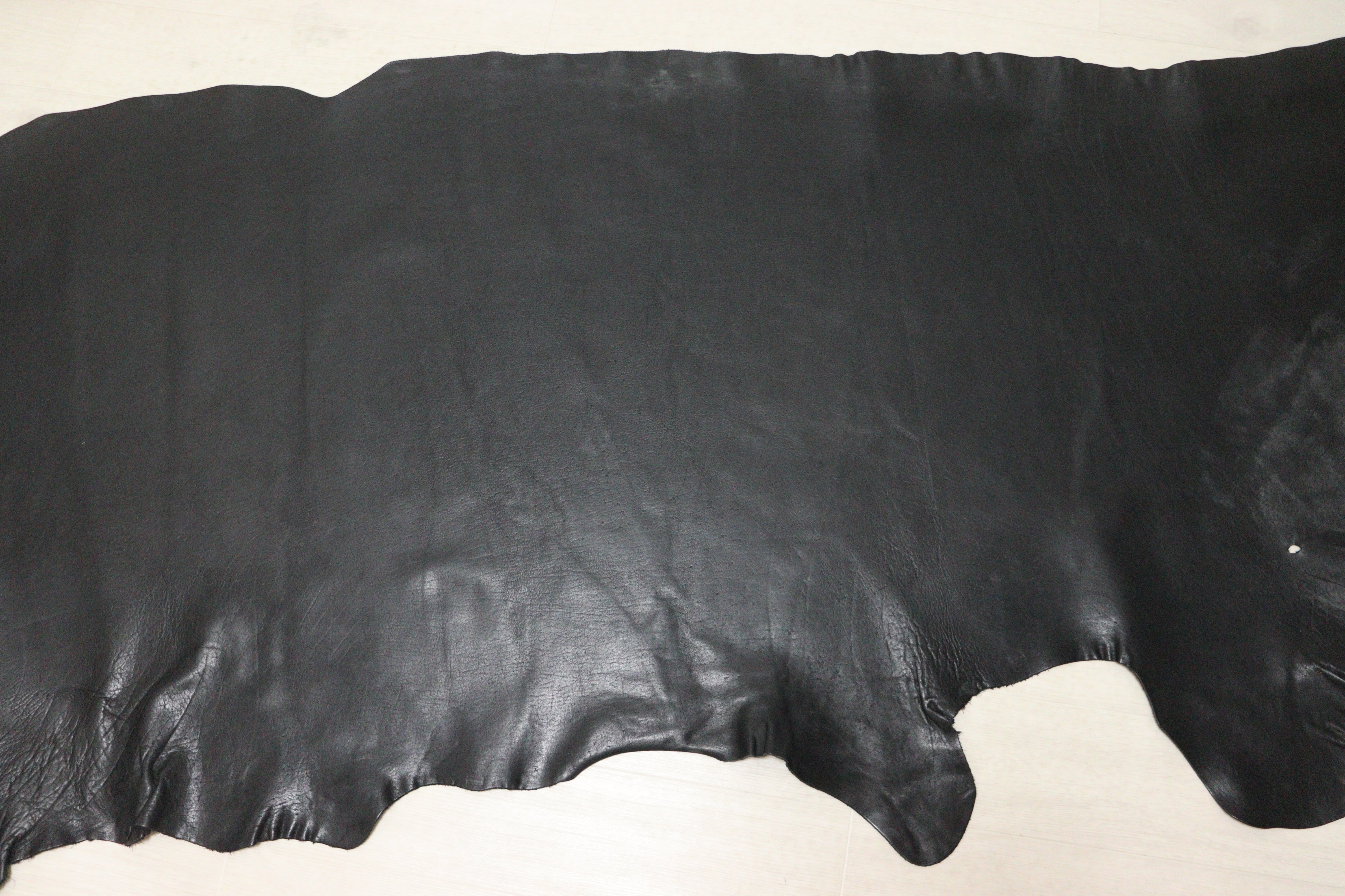 ds38円！イタリアンレザー やや訳あり スムース加工 ヌメ革 ブラック