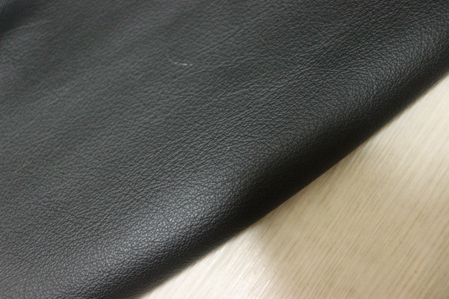 ds25円！新入荷！イタリアンレザー 　弱シュリンク　ブラック　220ds