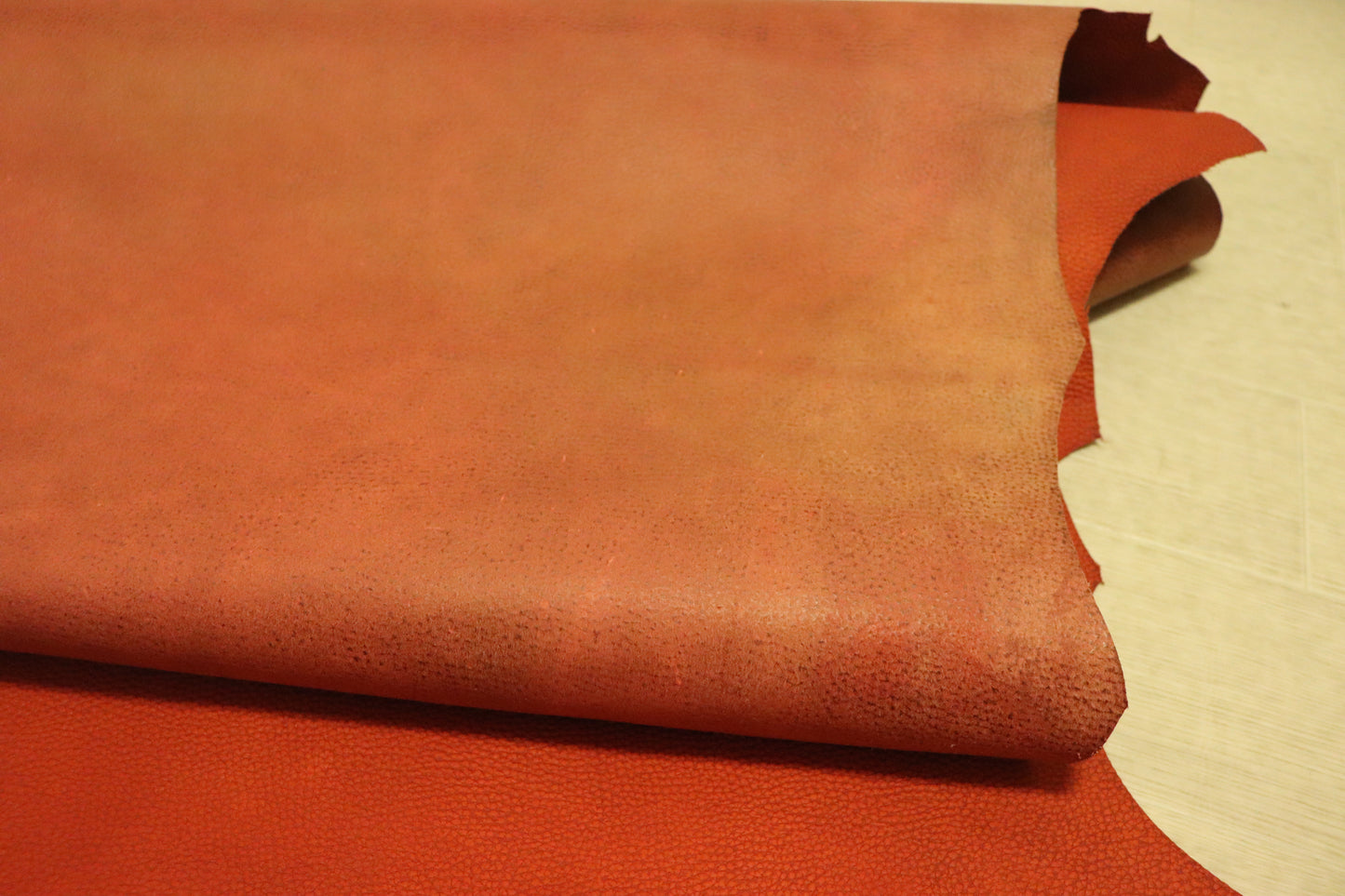 ds22円！ 新入荷！訳あり　姫路レザー レッドブラウン シボ型押し ヌメ革 230ds