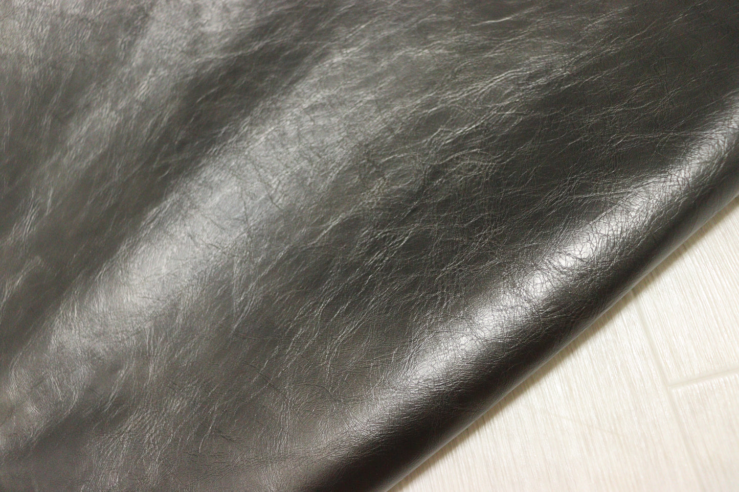 ds35円！イタリアンレザー　コンビヌメ　箔貼り　カゼイン仕上げ　ブラックシルバー　220ds