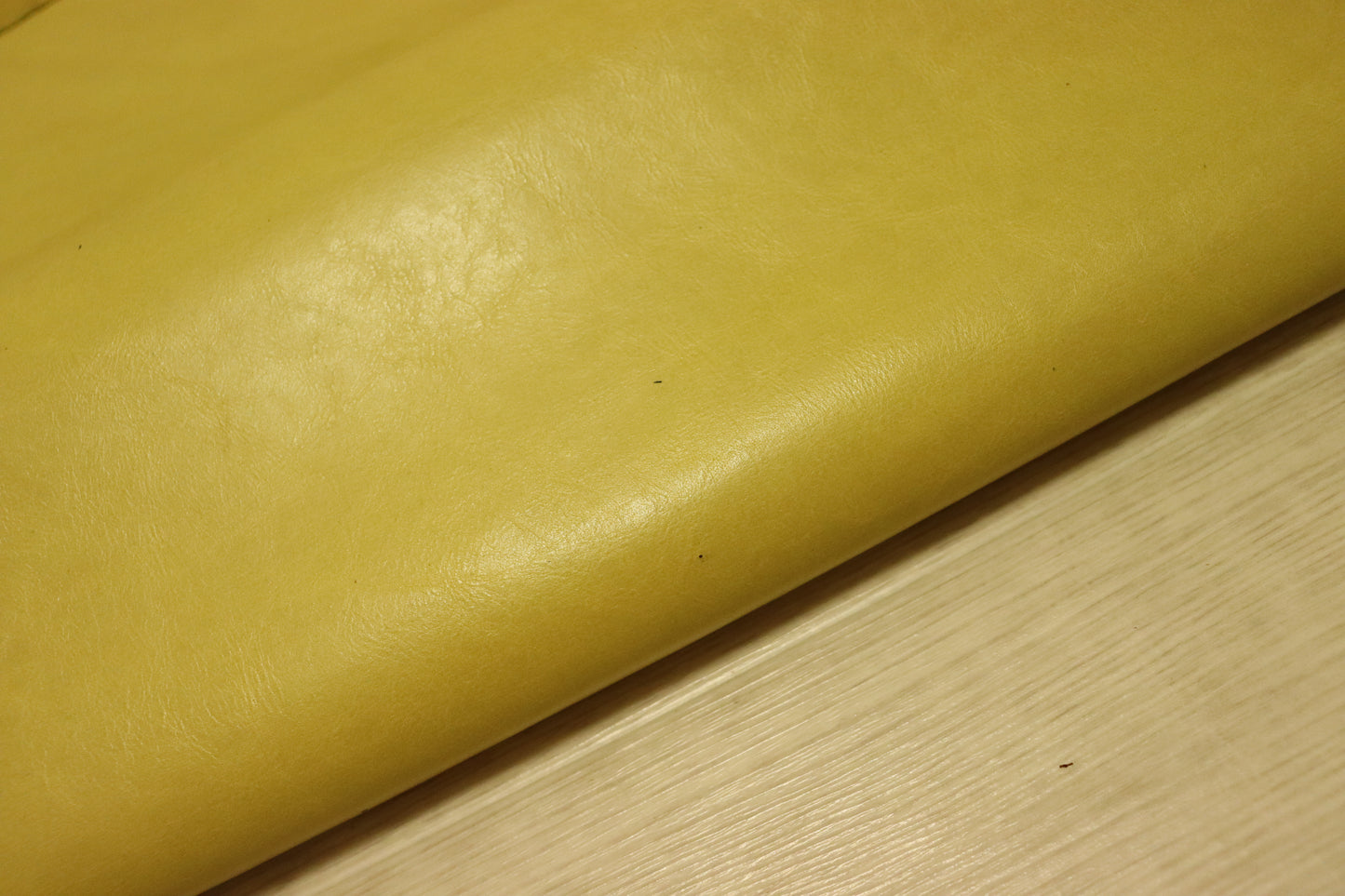 ds28円！新入荷！イタリアンレザー　やや訳あり　オイルワックス　 イエロー スムース加工　 290ds