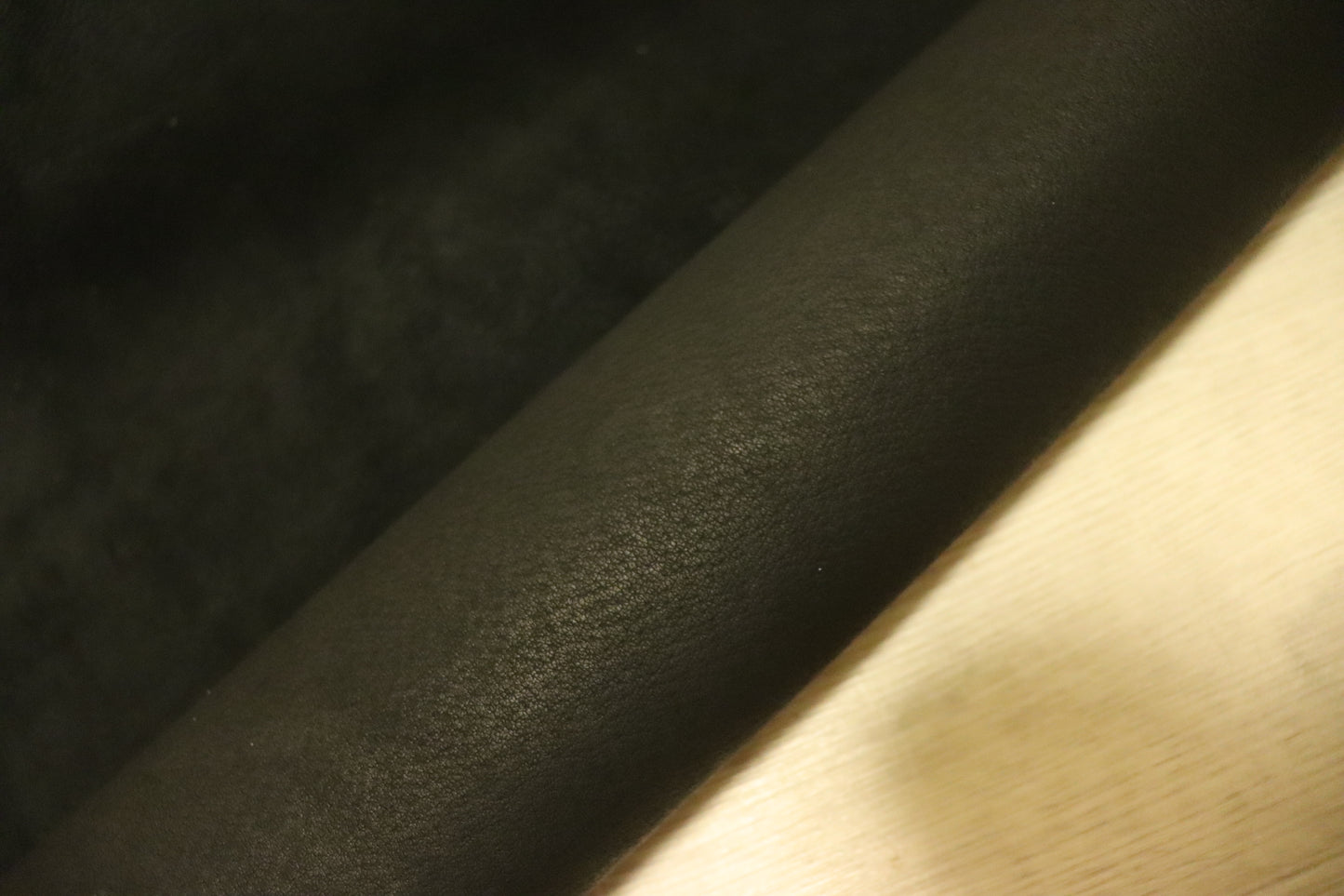 ds25円！新入荷!ブラック　スムース加工　豚革　100ds