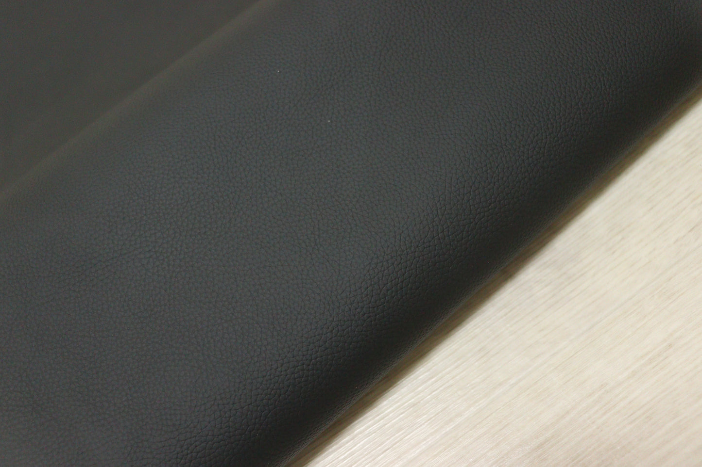 ds28円！イタリアンレザー 　顔料仕上げ　ブラック　シボ型押し　211ds