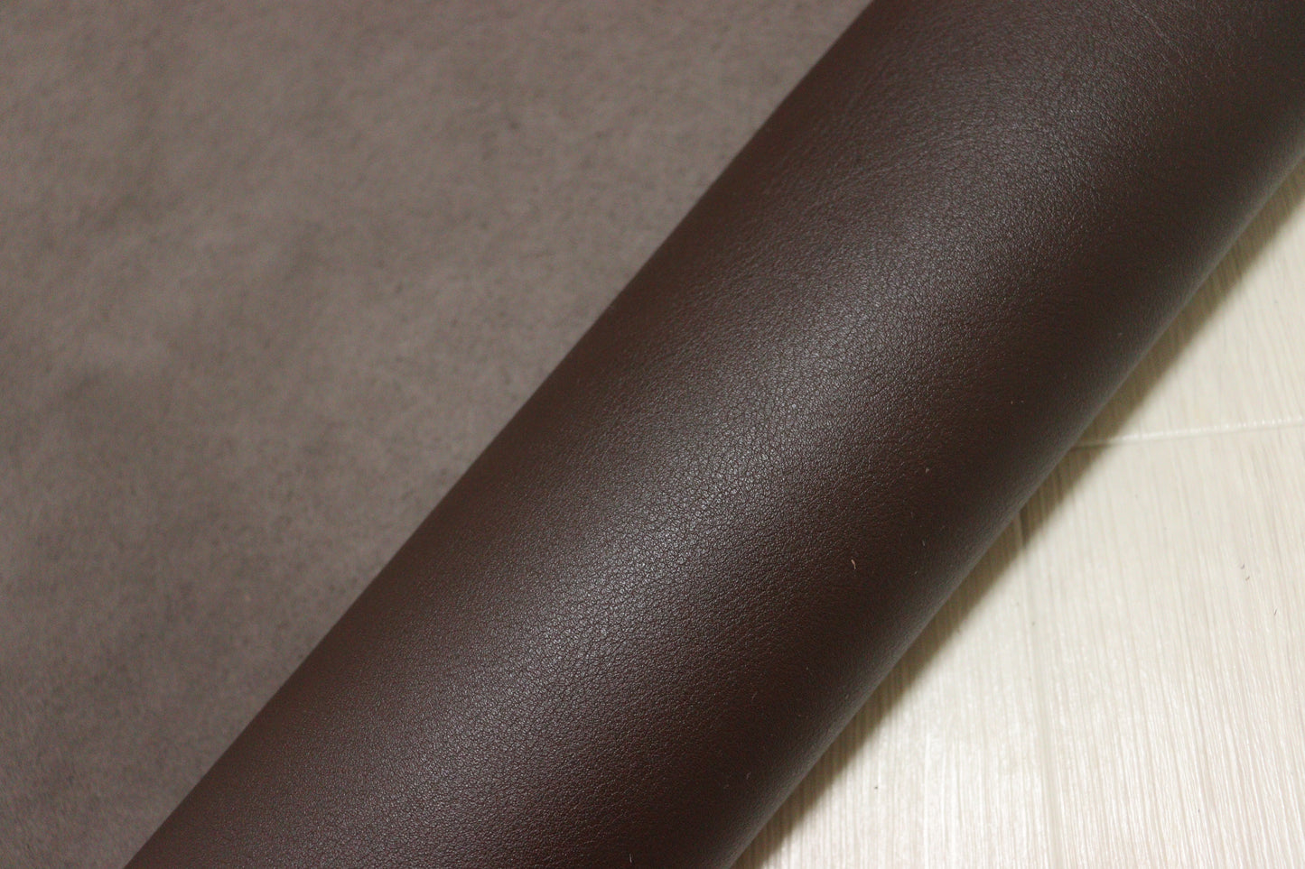 ds45円！イタリアンレザー　スムース加工　ヌメ革　ダークブラウン　220ds