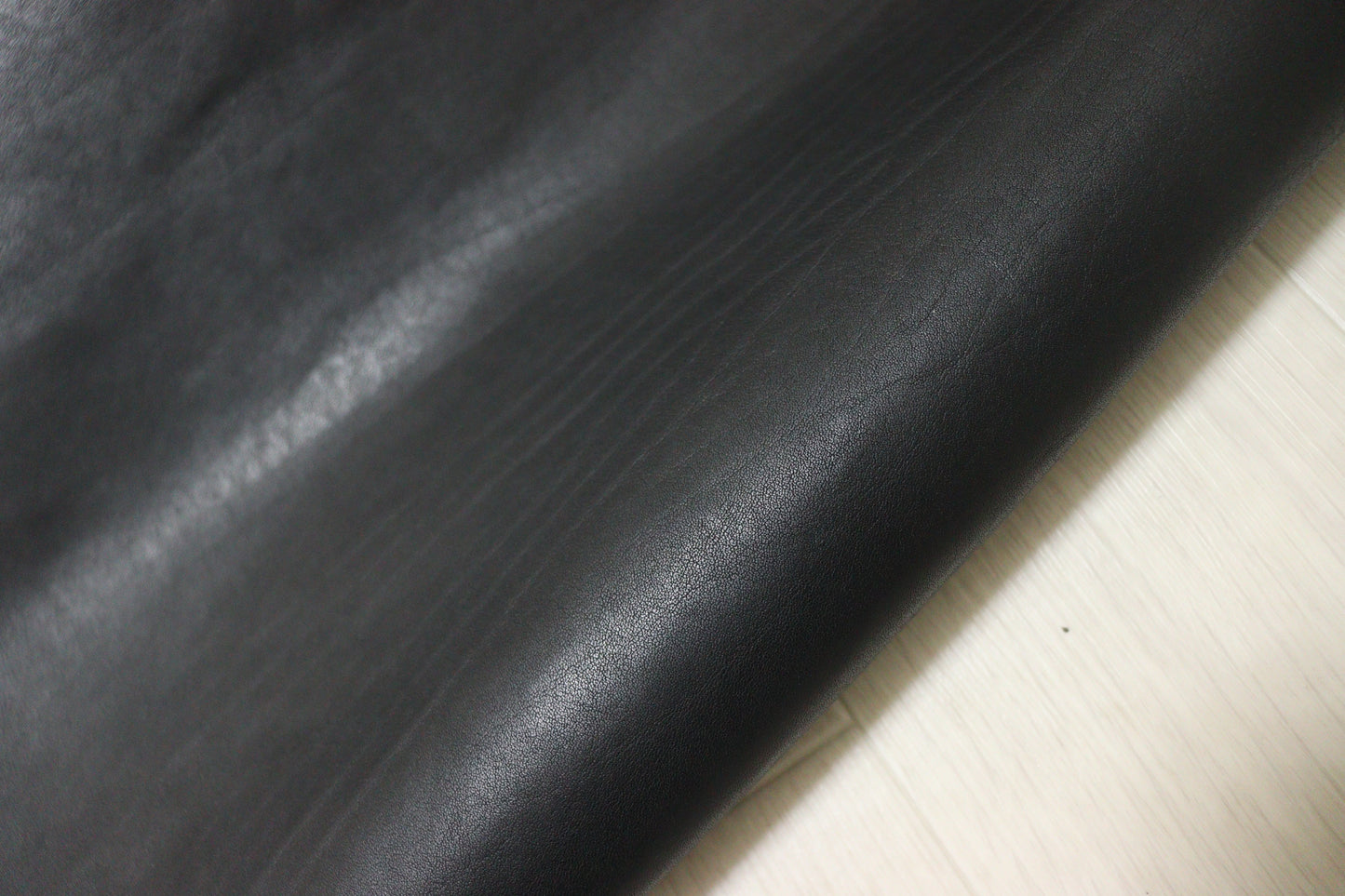 ds50円！イタリアンレザー　オイルヌメ　ブラック　ナッパ　200ds