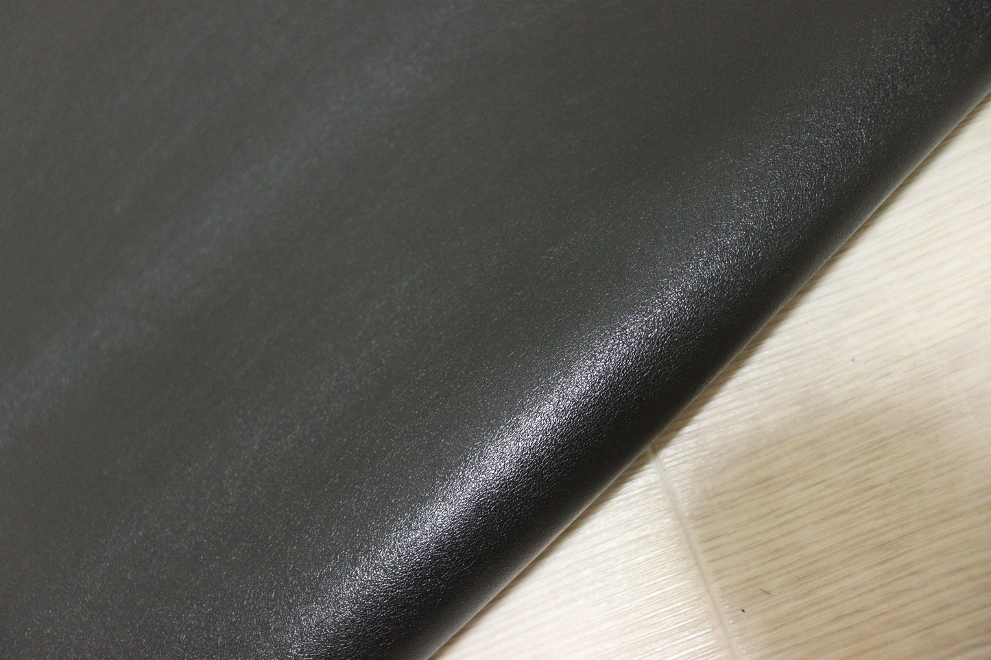 ds40円！イタリアンレザー　オイルヌメ　ブラック　スムース加工　140ds