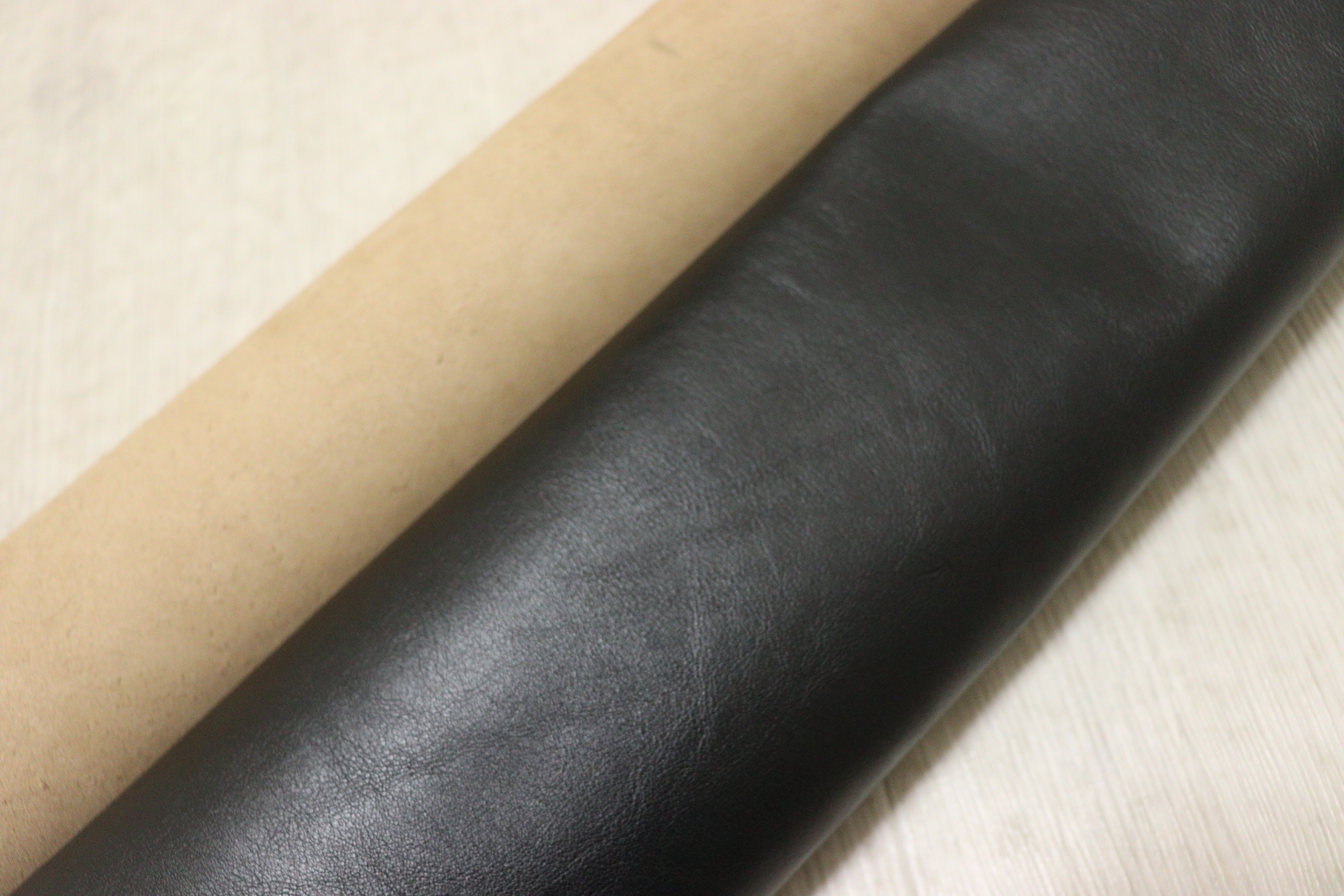 ds45円！イタリアンレザー オイルヌメ ブラック スムース加工 157ds – 【レザークラフト用革材料専門店】BROWN LEATHER