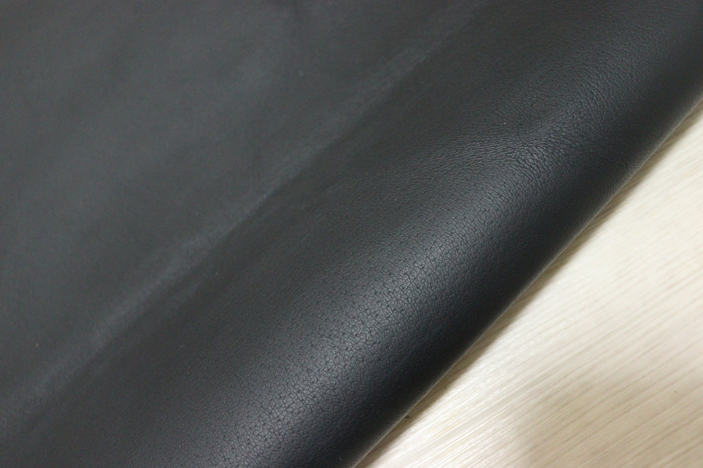 ds25円！新入荷！ブラック　スムース加工　豚革　150ds