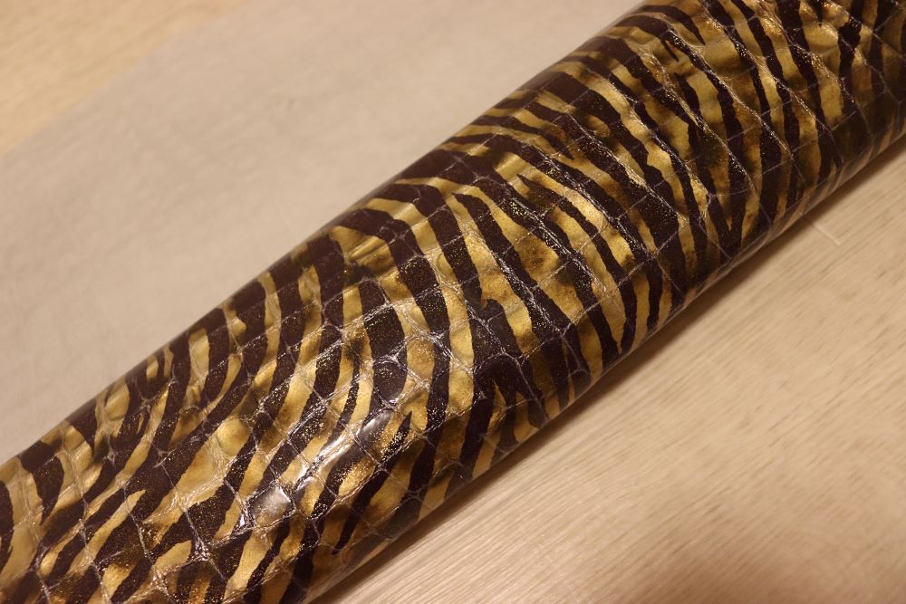 ds30円！新入荷！イタリアンレザー　エナメル　セブラ調プリント72ds