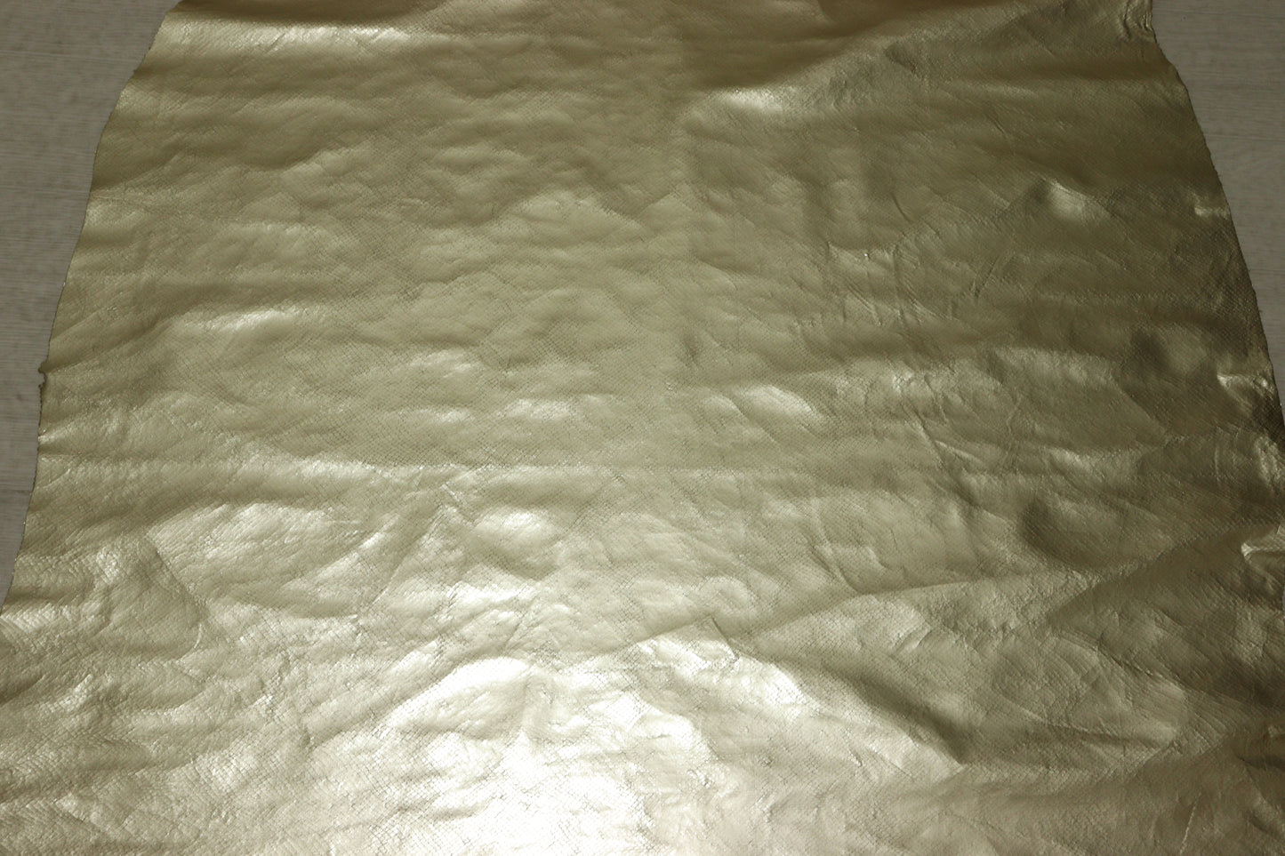 ds28円！新入荷！シャンパンゴールド　スネーク箔貼り　豚革　135ds