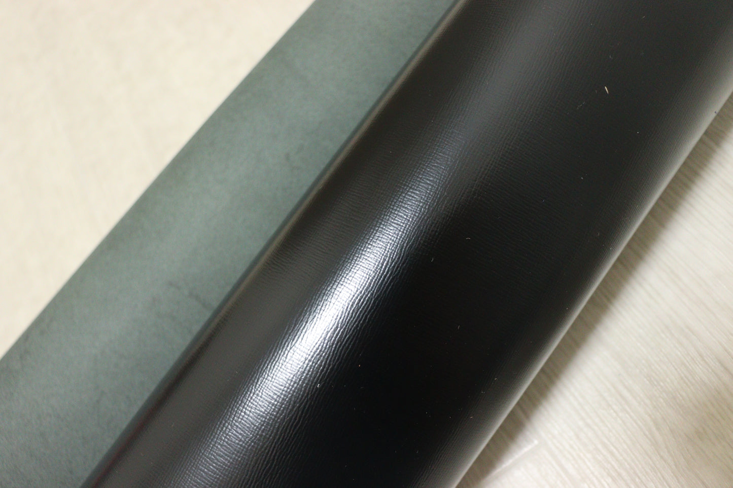 ds28円！新入荷！顔料仕上げ　絹目型押し　ブラック　ハギレ　140ds