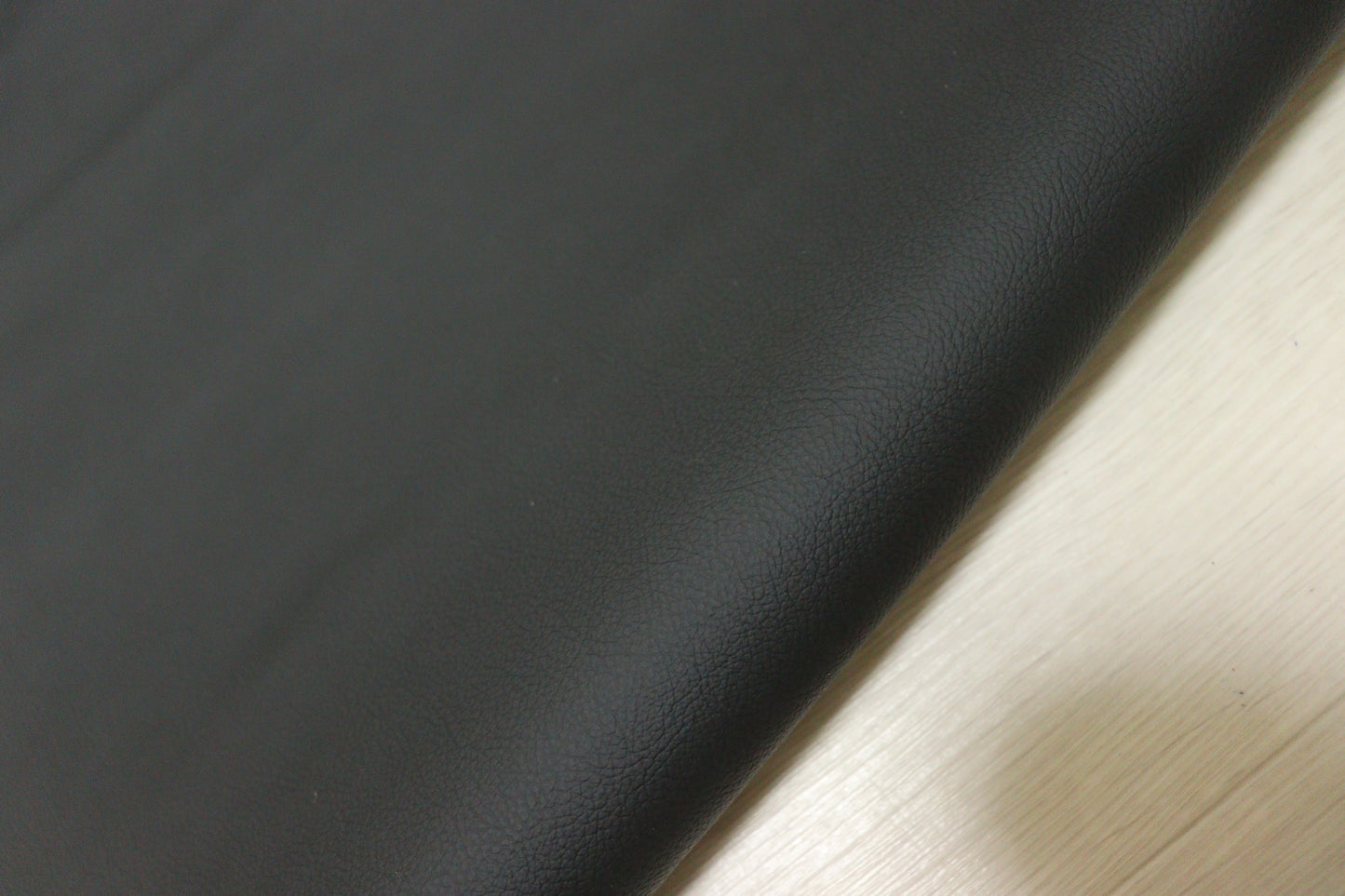 ds28円！新入荷！イタリアンレザー　顔料仕上げ　シボ型押し　ブラック　243ds