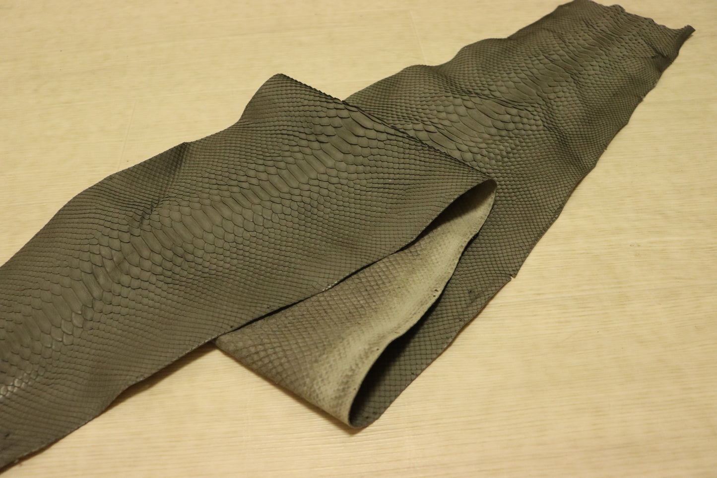 新入荷！価格固定！パイソン　最大125センチ×25センチ　グレー　