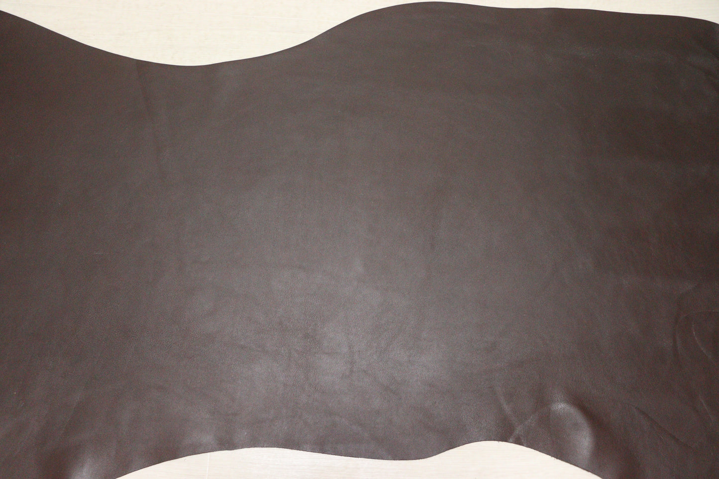 ds50円！イタリアンレザー　スムース加工　ヌメ革　ダークブラウン　140ds
