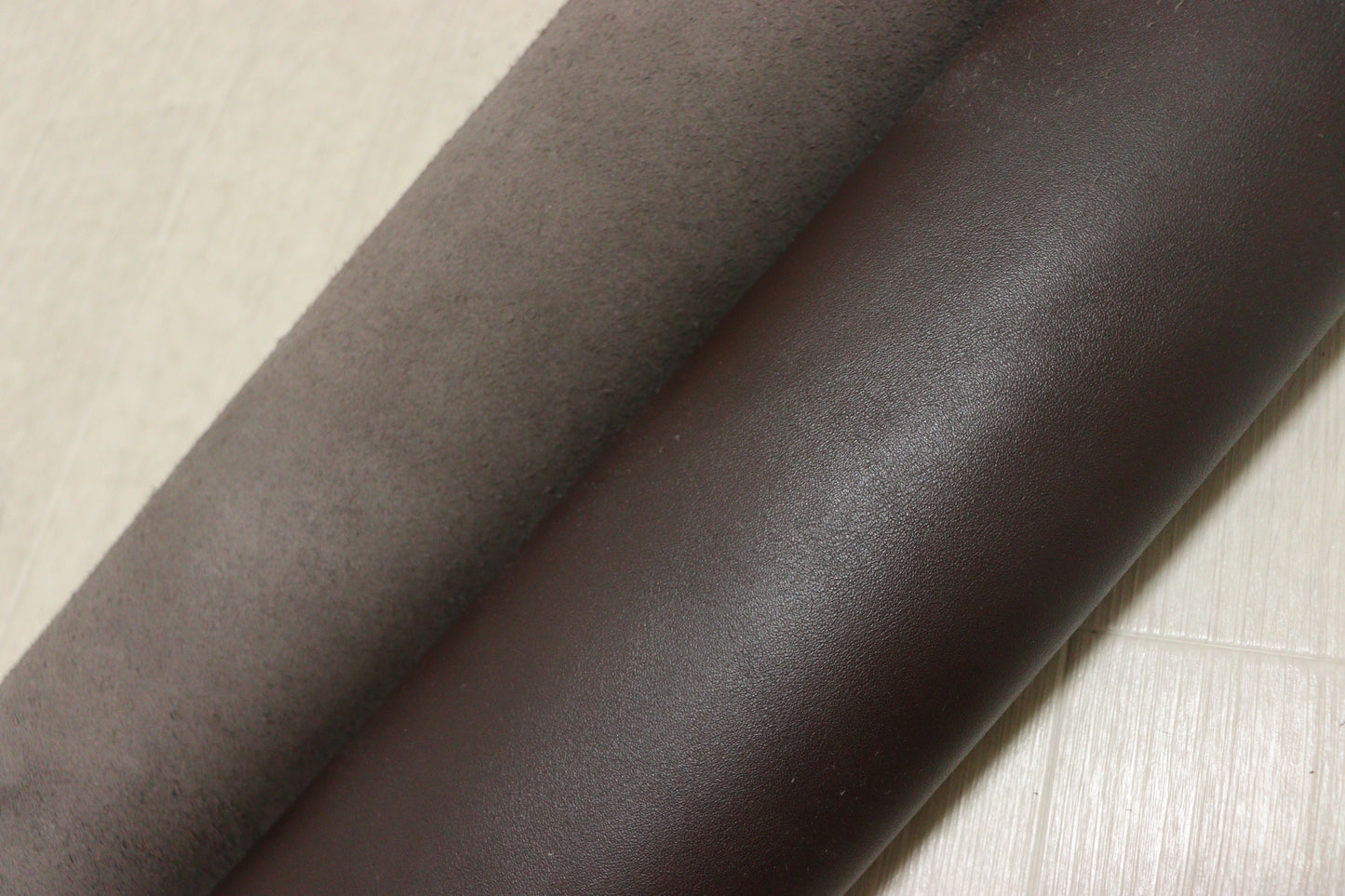 ds50円！イタリアンレザー　スムース加工　ヌメ革　ダークブラウン　140ds