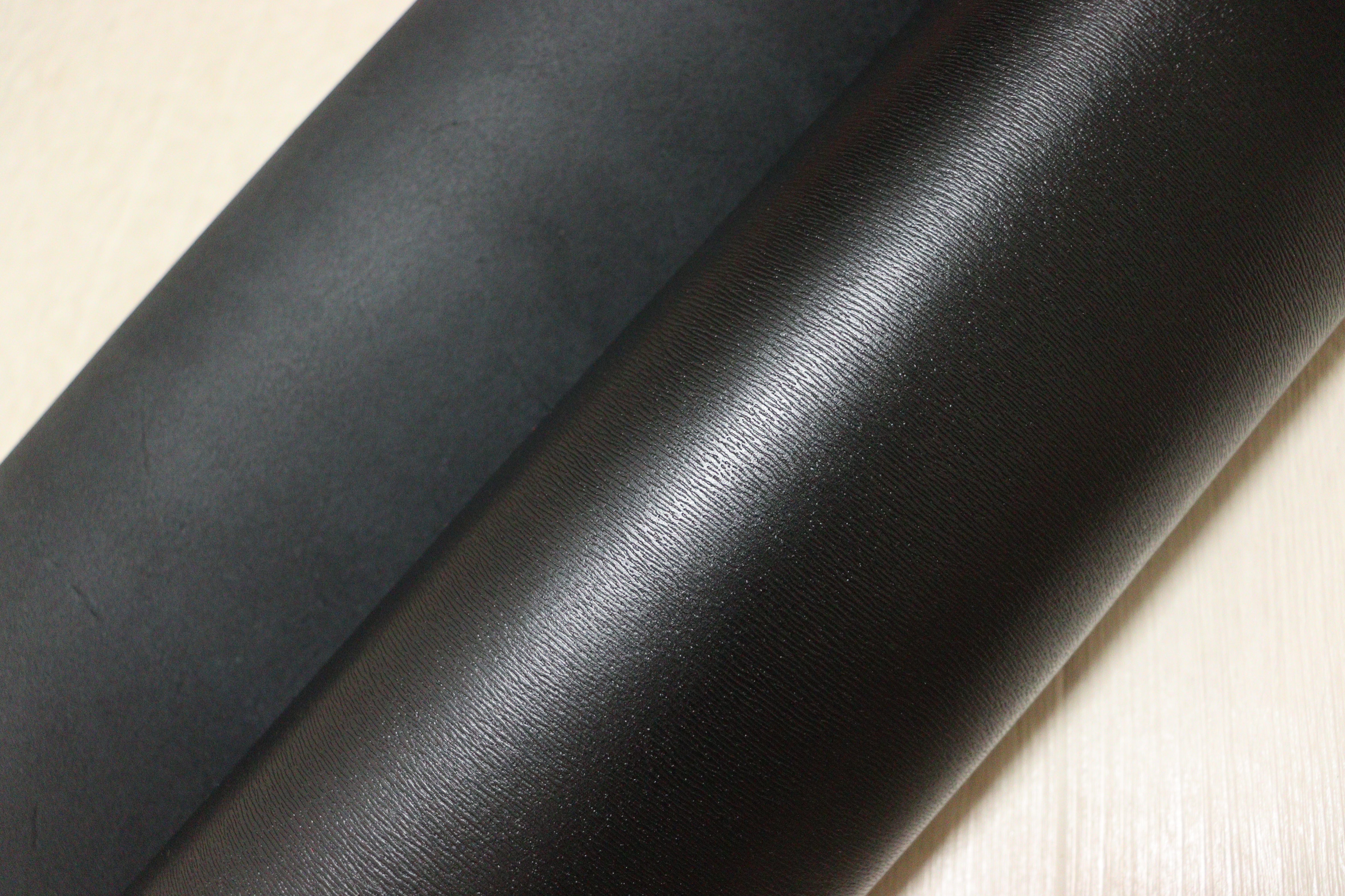 姫路レザー半裁赤×１ 黒×１ ds25円！新入荷！姫路レザー 顔料仕上げ ミズシボ型押し 225ds