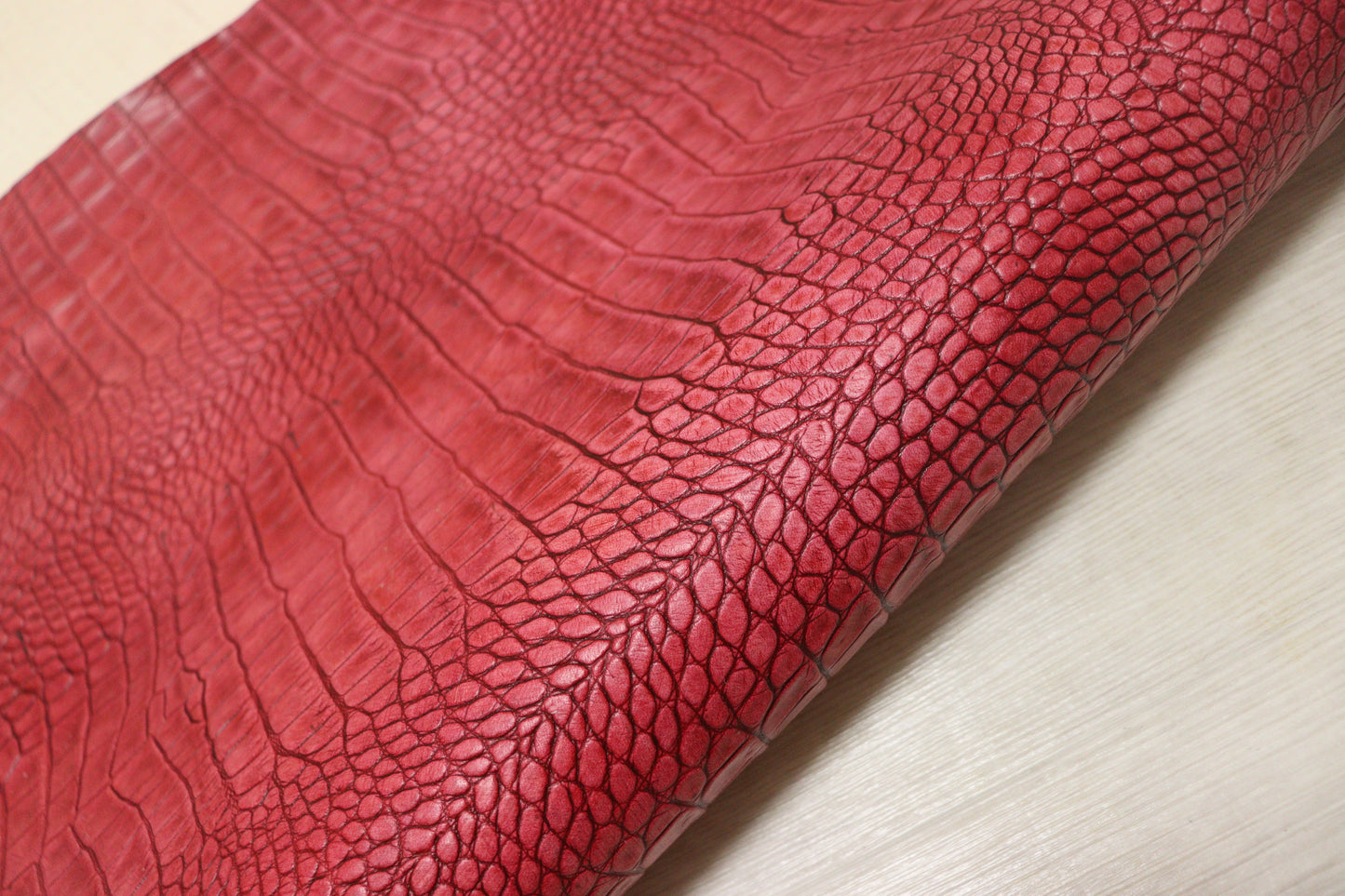 ds68円！イタリアンレザー　ショルダー　レッド系　クロコ型押し　ヌメ革　144ds