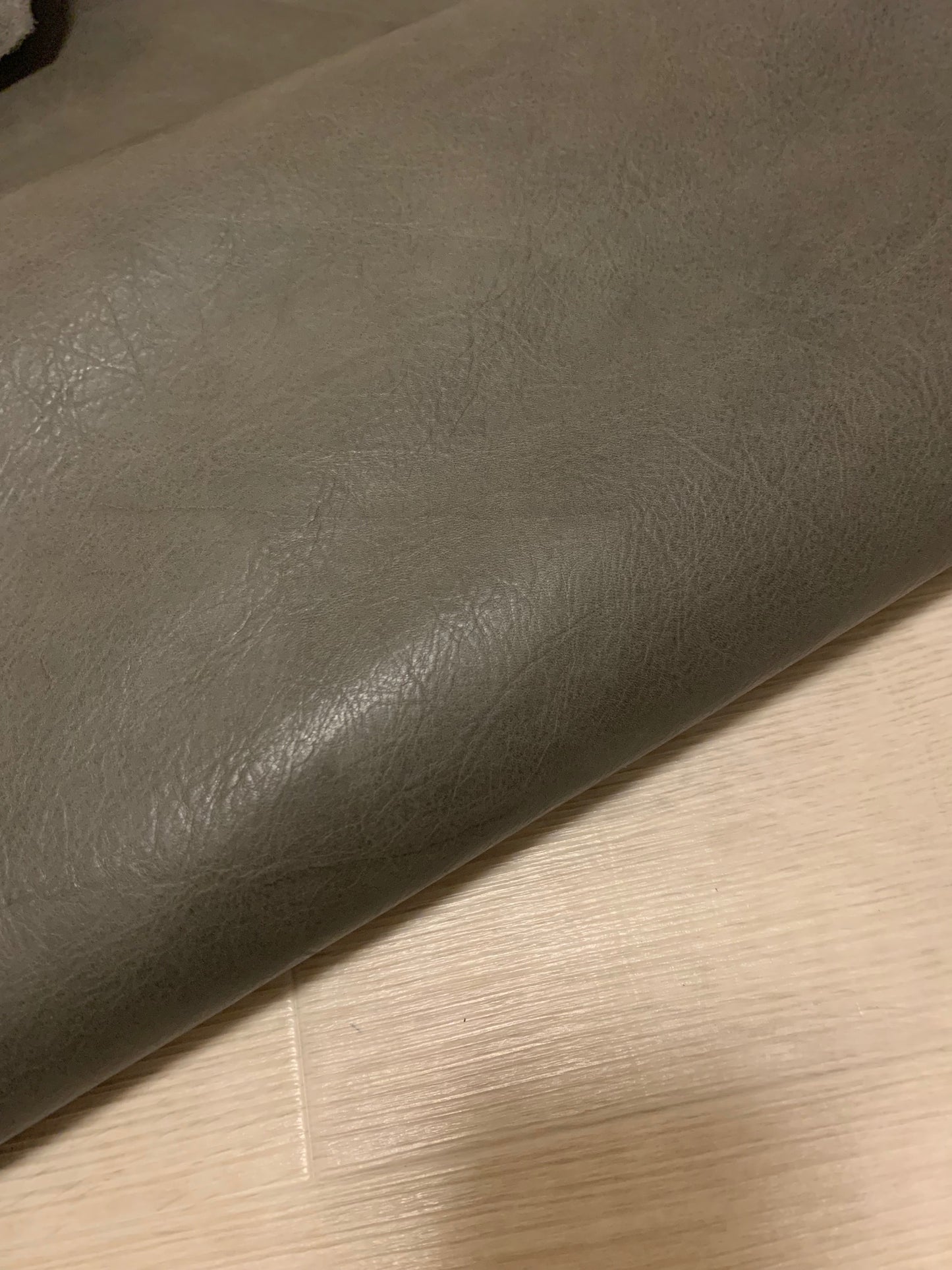 ds32円！新入荷！イタリアンレザー　オイルワックス　スムース加工　アッシュグレー　240ds